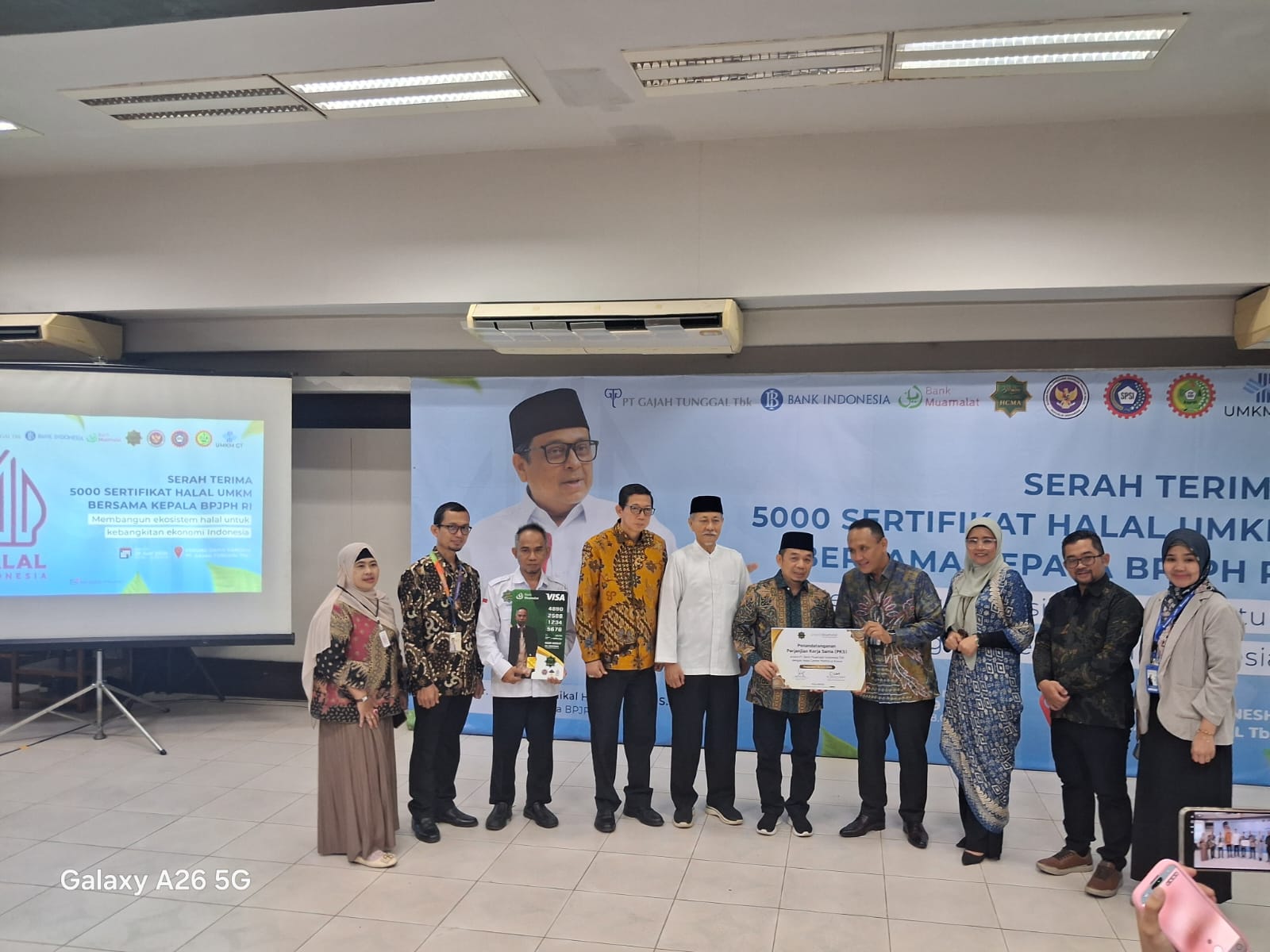 Serah terima sertifikat halal